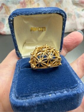 Vintage Avon Gold Filigree Dome  Ring Spun Blossom #437r